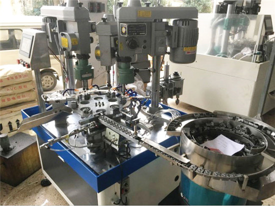 生產(chǎn)多軸攻牙機